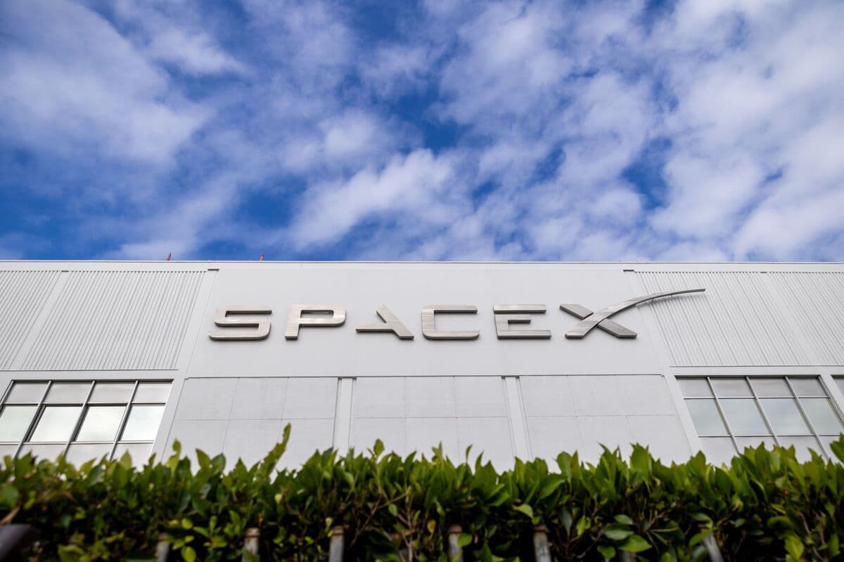 SpaceX Reserves Up to 5% of IPO Stock for Employees and Friends - image 1