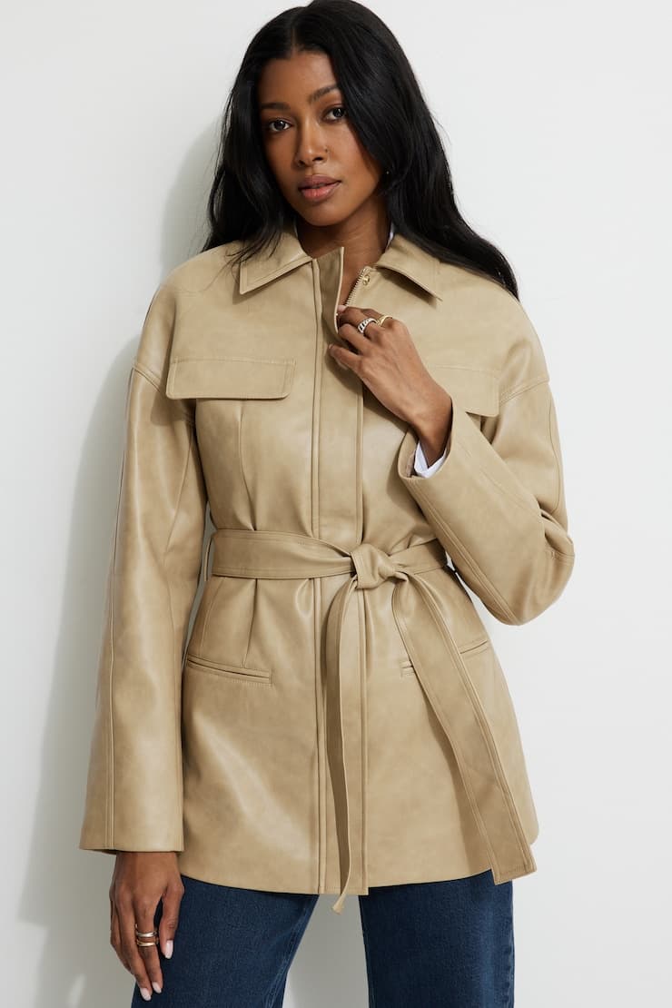 Blouson en faux cuir avec ceinture - image 1