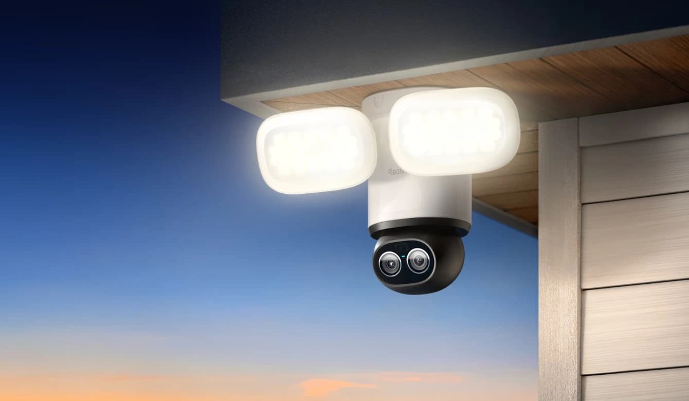 TrackFlex Floodlight WiFi 4K 360° Dual-Lens PTZ Wired Floodlight Camera - image 1