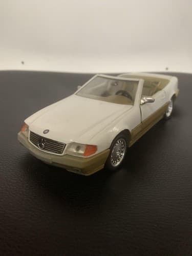 Mercedes SL500 Diecast Model - image 1