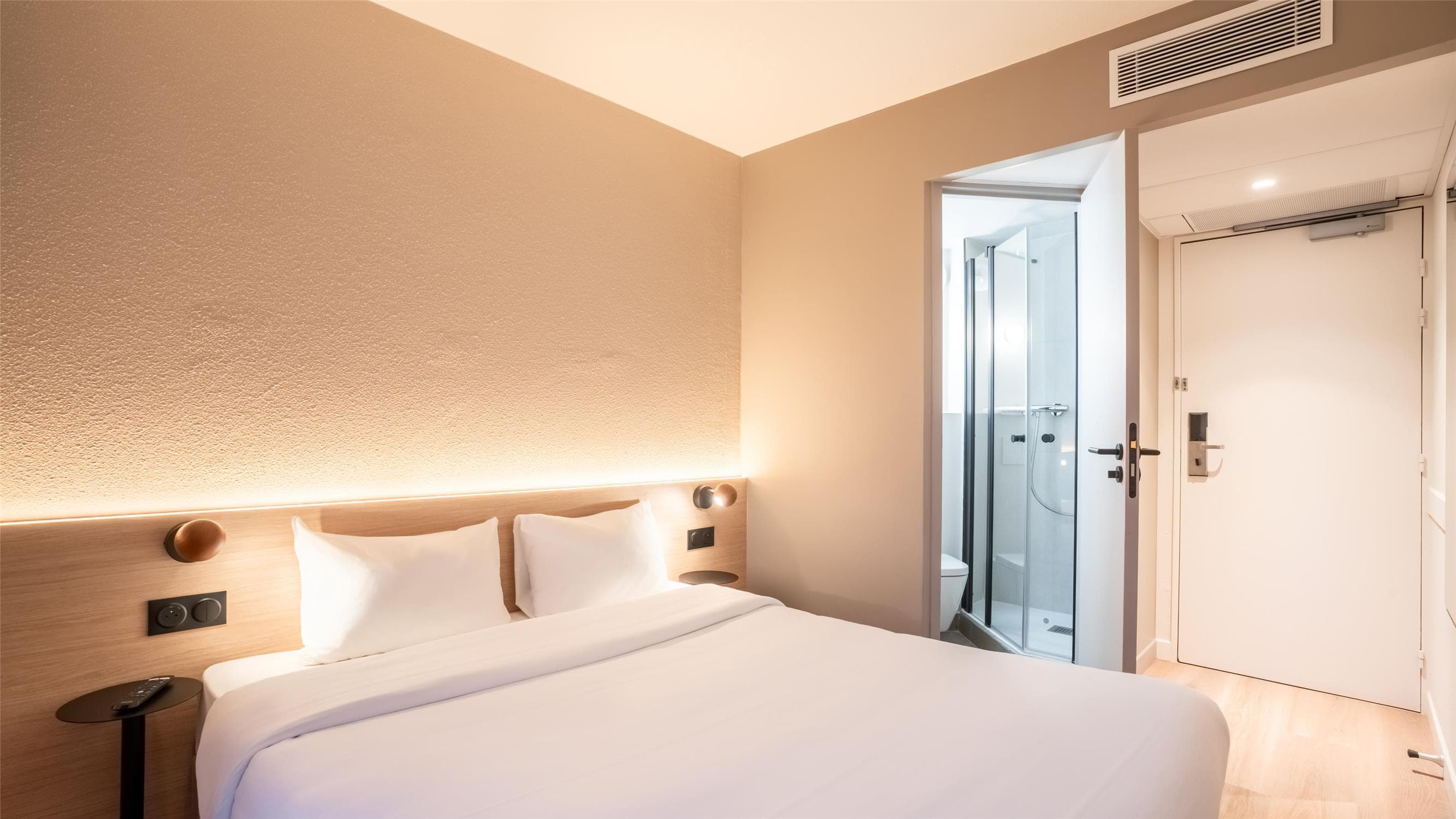 Hotel Kyriad Eco - Suresnes - La Defense - image 1