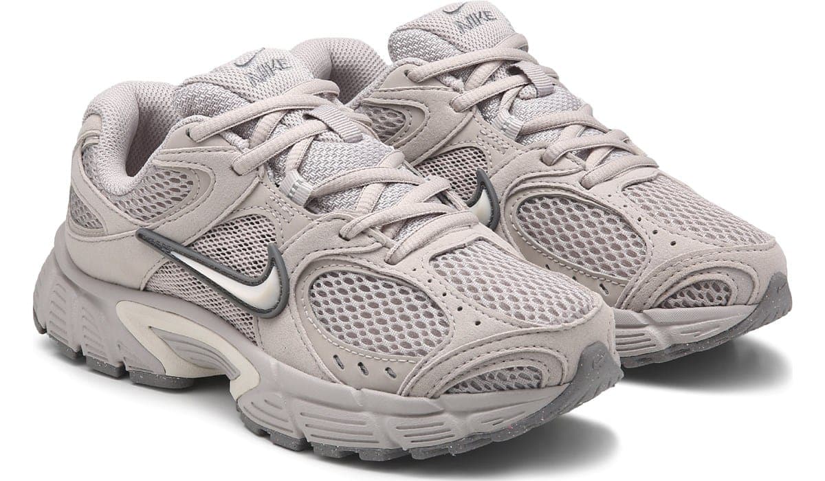 Women's V5 RNR Sneaker - image 1